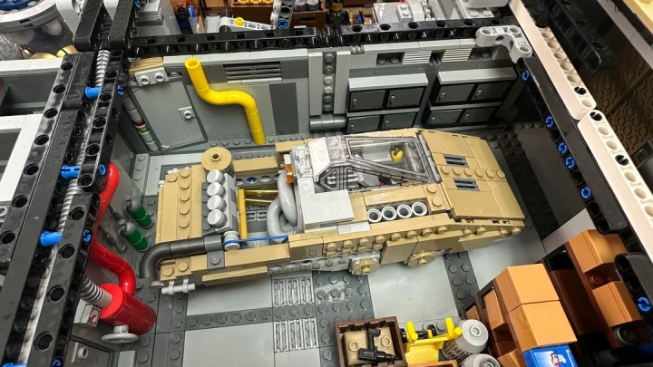 Wnętrze statku posiada wiele detali, znajdziemy tam także dodatkowe pojazdy. Źródło: Sirates241, Reddit - Fan LEGO od dwóch lat buduje swój gigantyczny projekt okrętu lądowego. Skala i ilość detali po prostu powalają - wiadomość - 2025-08-28