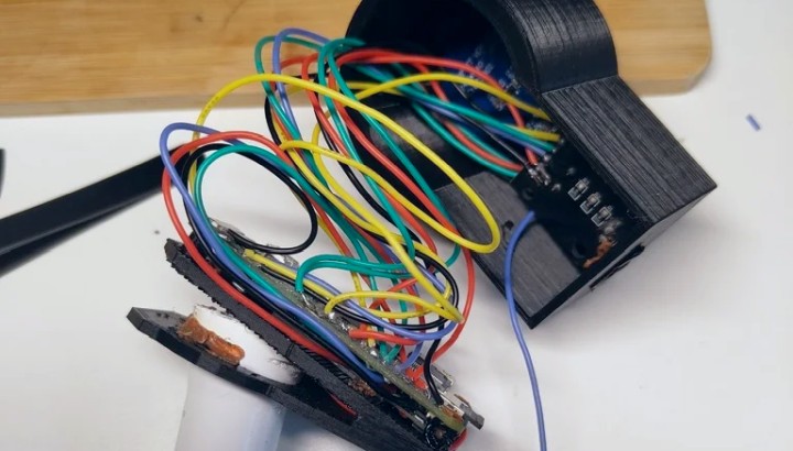 Tak urządzenie wygląda w środku. Źródło: ZeugUndKram, Thingiverse - Fan GTA sprawił, że stacji radiowych z gry może teraz słuchać we własnym aucie - „Musisz zacząć to sprzedawać” - wiadomość - 2025-09-26