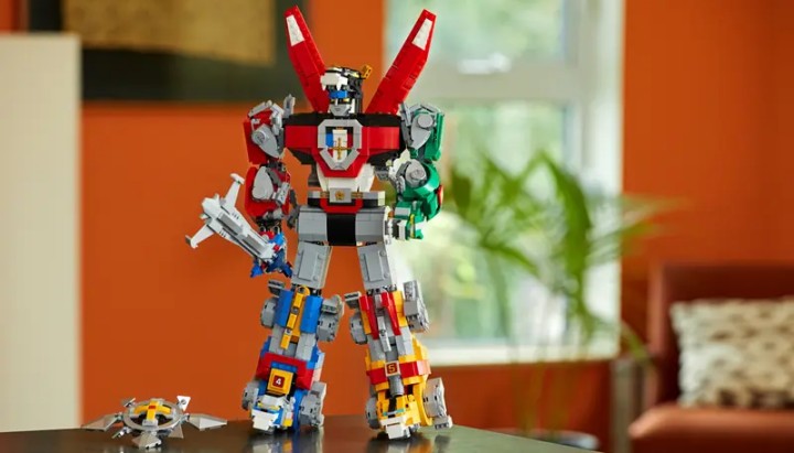 Źródło: LEGO; materiały promocyjne - Jeśli byłeś fanem anime Voltron, to ten epicki zestaw LEGO będzie spełnieniem Twoich marzeń. Ponad 40-centymetrowy model mecha kilkaset złotych tańszy niż w innych sklepach - wiadomość - 2024-07-26
