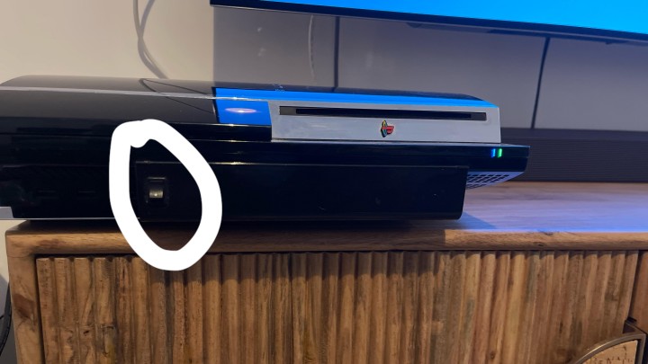 Źródło: Reddit - „Co robi ten przycisk?” - Gracz kupuje PS3 i znajduje tajemniczy przełącznik na swojej konsoli, którego nie warto naciskać - wiadomość - 2026-03-05