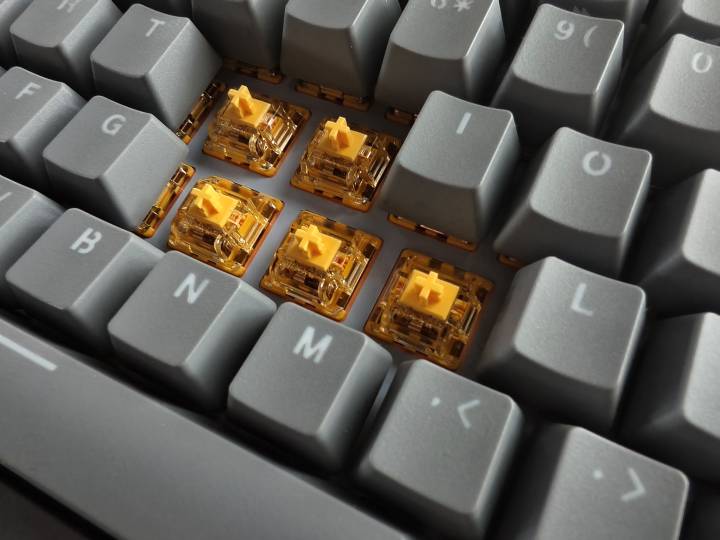 W tym wypadku zastosowano switche Endorfy Yellow by Gateron, wyposażone w dwustopniową, skompresowaną konstrukcję sprężyny (źródło: fotografia własna). - Wybierasz klawiaturę? Te 5 cech ma największe znaczenie dla wygody użytkowania - wiadomość - 2025-06-12