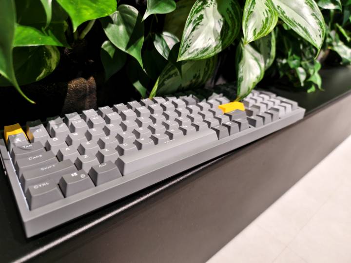 Endorfy zastosowało układ 1800, czyli maksymalnie zmniejszyło przestrzeń klawiatury bez utraty przycisków (źródło: fotografia własna). - Wybierasz klawiaturę? Te 5 cech ma największe znaczenie dla wygody użytkowania - wiadomość - 2025-06-12