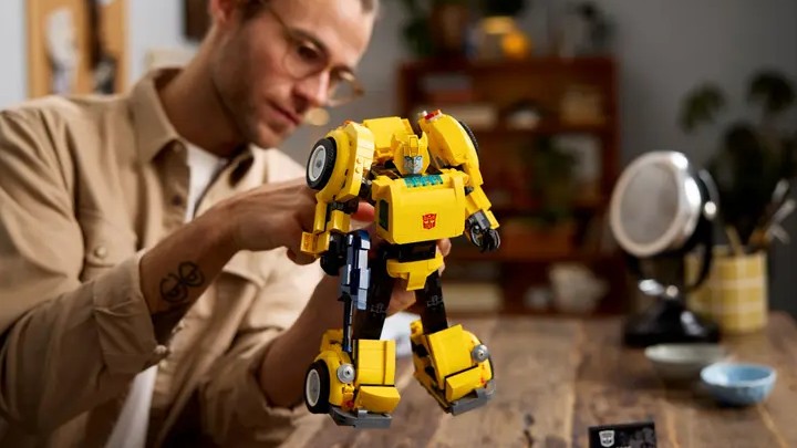 Źródło: LEGO; materiały promocyjne - LEGO spełniło moje dziecięce marzenie. Transformer Bumblebee duńskiego producenta to „epicki” i zadziwiająco tani zestaw - wiadomość - 2024-10-03