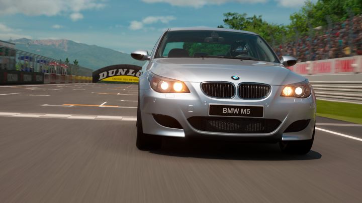 Polyphony Digital wreszcie otwiera się na segment sportowych limuzyn z Niemiec w Gran Turismo 7. Możliwe, że w przyszłosci doczekamy się też Audi A6 i Mercedesa klasy E. Źródło: Polyphony Digital. - TDU wzbudza wściekłość, Gran Turismo entuzjazm, a Forza lekkie zaciekawienie. Motoprzegląd Drauga - wiadomość - 2026-09-06