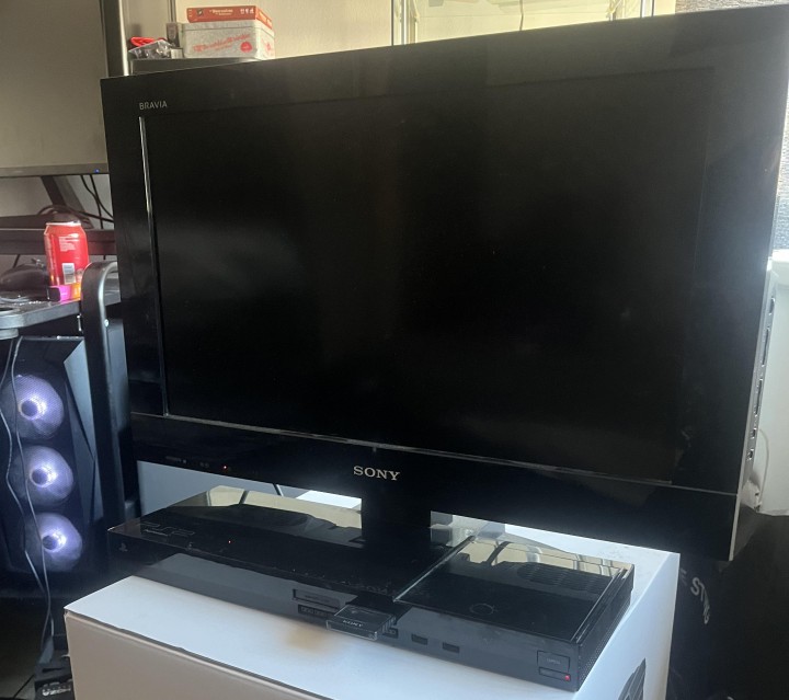 Źródło: u/heavysteelbolls; Reddit - Gracz otrzymuje od teścia super rzadkie PlayStation 2. Ten model był przytwierdzony do telewizora - wiadomość - 2025-09-29