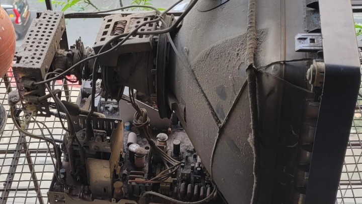 Źródło: Reddit | u/Extra-Beginning-5927 - Gracz wyczyścił 19-letni monitor, ale społeczność ostrzega, że to może być niebezpieczne. Na szczęście nic się nie stało i włączył Fallouta - wiadomość - 2025-03-31