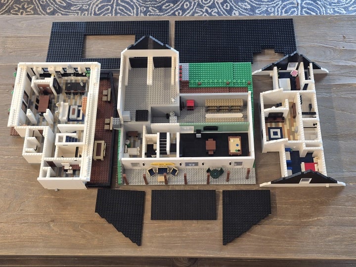 Źrodło: Phydok / Reddit - Fan LEGO Sprawił rodzicom wspaniały prezent świąteczny budując rodzinny dom z klocków - wiadomość - 2025-12-29