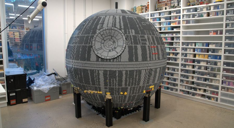 Źródło: legostarwarstheexhibition.com / Gwiazda Śmierci w pełnej okazałości