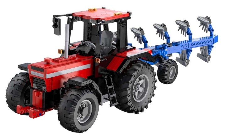 Źródło: CaDA; materiały promocyjne - 1675 elementów, 55 cm długości i funkcja zdalnego sterowania - ten zestaw sprawi, że LEGO wywiesi białą flagę. Klockowy traktor firmy CaDA stanowi idealne wprowadzenie w rolnicze klimaty przed premierą Farming Simulatora 25 - wiadomość - 2024-09-01