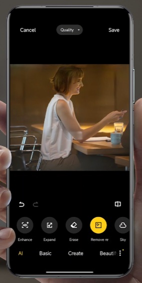 Xiaomi HyperAI może też m.in. usuwać niepożądane elementy z naszych zdjęć (jak chociażby odbicia). Źródło: Xiaomi.