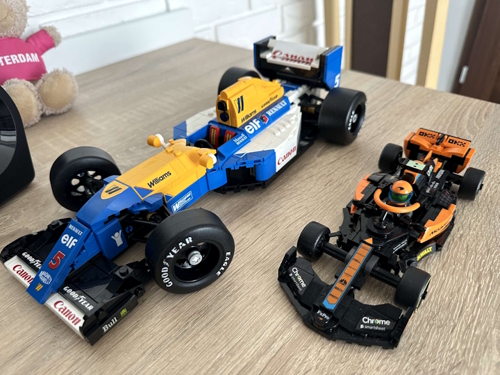 Na fotografii porównanie rozmiarów McLarena z serii Speed Champions do bolidu Nigela Mansella. Źródło: własne. - LEGO uczy się na błędach. Ikoniczny bolid mistrza świata F1 cieszy oko realistycznymi detalami, których zabrakło w McLarenie - wiadomość - 2025-03-04