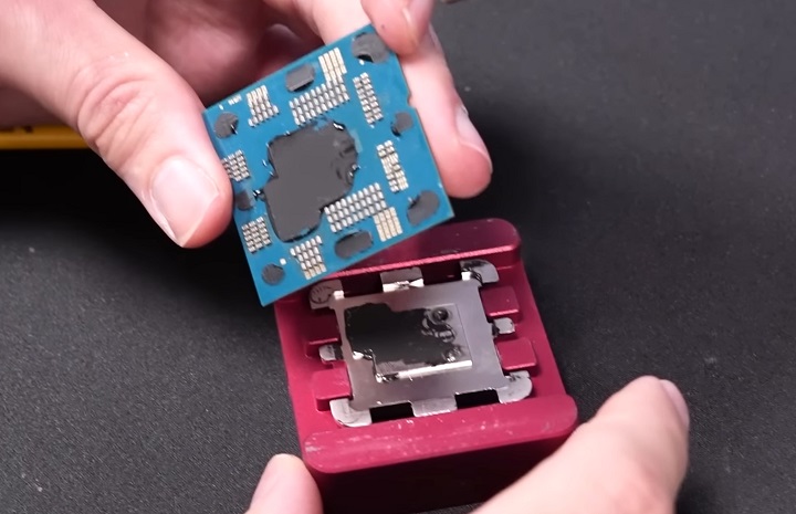 Rozebrany przez Der8auer’a, podrobiony AMD Ryzen 7 7800X3D, nie posiadał układów scalonych. Źródło: Der8auer | YouTube