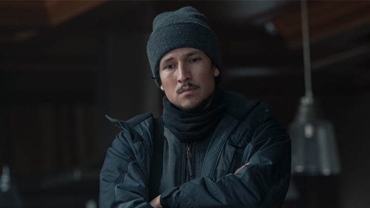 Danny Ramirez jako Manny Alvarez | The Last of Us, Craig Mazin i Neil Druckmann, HBO, 2023 - Złe wieści dla fanów The Last of Us. Trzeci sezon serialu HBO traci jednego z głównych bohaterów i konieczne będzie znalezienie zastępstwa - wiadomość - 2025-12-30