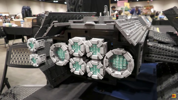 Super Niszczyciel został odwzorowany z wieloma detalami. Źródło: Beyond the Brick, YouTube - Model Super Niszczyciela z Helldivers 2 złożony z 15000 klocków LEGO zajmuje dwumetrowy stół. Olbrzymia budowla powala ilością detali - wiadomość - 2025-07-29