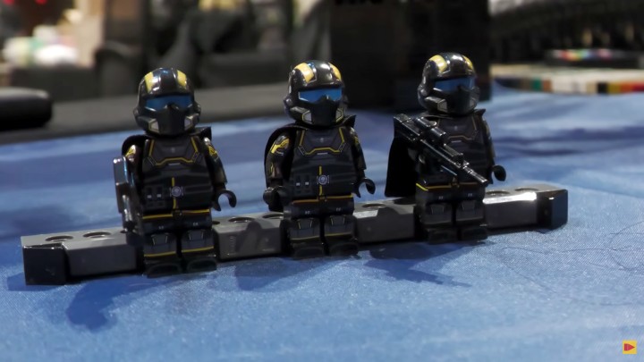 Minifigurki helldiverów LEGO. Źródło: Beyond the Brick, YouTube - Model Super Niszczyciela z Helldivers 2 złożony z 15000 klocków LEGO zajmuje dwumetrowy stół. Olbrzymia budowla powala ilością detali - wiadomość - 2025-07-29