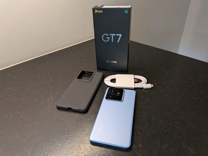 Zawartość opakowania. Źródło: fotografia własna. - Zoom, który naprawdę działa, i bateria bez końca. realme GT 7 pozytywnie zaskakuje - wiadomość - 2025-06-03