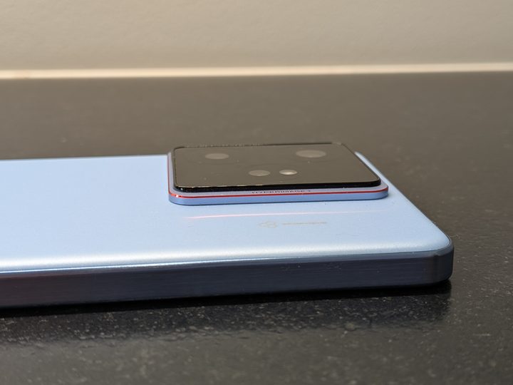 Wyspa z aparatami zbytnio nie odstaje, a telefon jest dość stabilny po położeniu na pleckach. Źródło: fotografia własna. - Zoom, który naprawdę działa, i bateria bez końca. realme GT 7 pozytywnie zaskakuje - wiadomość - 2025-06-03