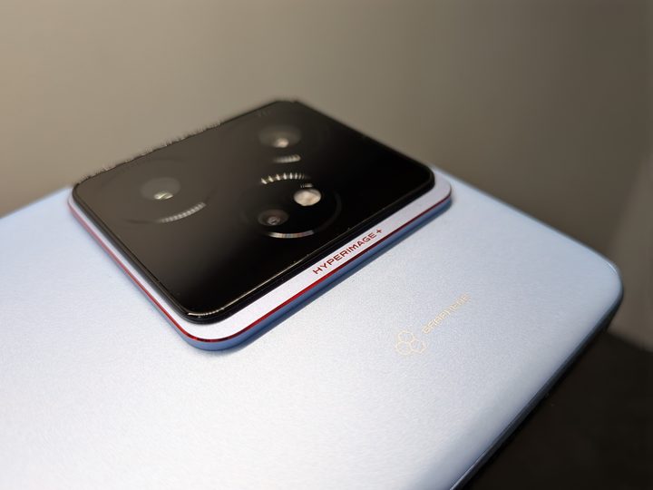 Można odnieść wrażenie, że cała para poszła w aparat i na głośniki brakło już sił i środków. Źródło: fotografia własna. - Zoom, który naprawdę działa, i bateria bez końca. realme GT 7 pozytywnie zaskakuje - wiadomość - 2025-06-03