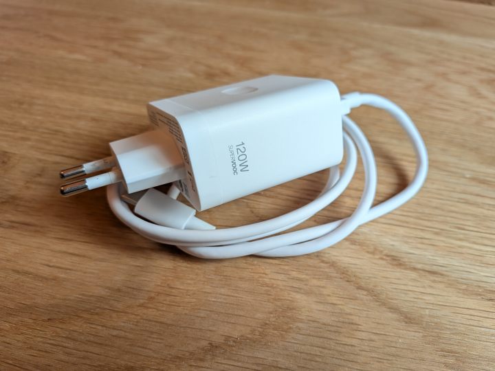 SuperVOOC to standard, który potrafi być kapryśny. Obiecane 120 W udało mi się uzyskać tylko na oryginalnym kablu i ładowarce realme (ładowarka sprzedawana oddzielnie). Źródło: fotografia własna. - Zoom, który naprawdę działa, i bateria bez końca. realme GT 7 pozytywnie zaskakuje - wiadomość - 2025-06-03