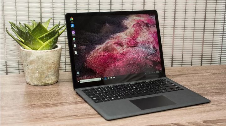 Według twórców reklamy Microsoft Surface 2 jest lepszy pod wieloma względami. - Mac Book poleca Microsoft Surface - trolling na korporacyjnym poziomie - wiadomość - 2019-08-02