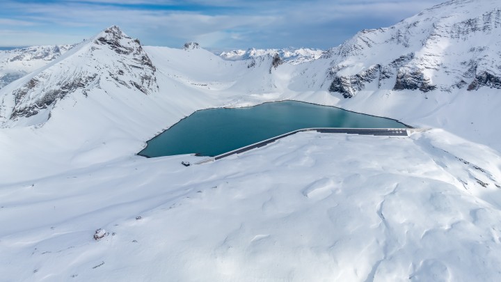 Źródło: AlpinSolar - Szwajcarzy przykręcili 5000 paneli słonecznych do ściany zapory. Zimą wynik zaskoczył sceptyków - wiadomość - 2026-07-08