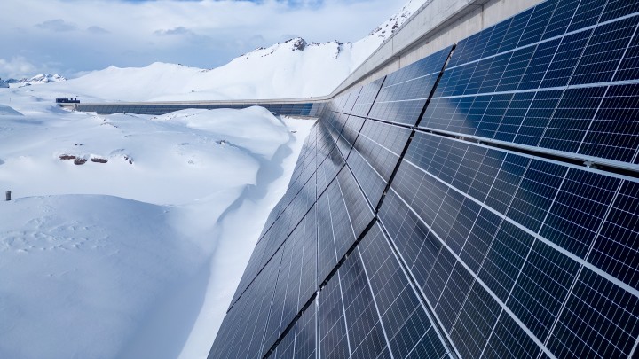 Źródło: AlpinSolar - Szwajcarzy przykręcili 5000 paneli słonecznych do ściany zapory. Zimą wynik zaskoczył sceptyków - wiadomość - 2026-07-08