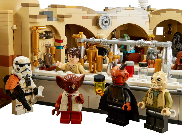 Źródło: LEGO, materiały promocyjne - Ten zestaw LEGO odtwarza najbardziej szemraną mordownię w odległej galaktyce. Model Kantyny Mos Eisley wkrótce zostanie wycofany i to ostatnia szansa na zakup w tak dobrej cenie - wiadomość - 2024-11-15