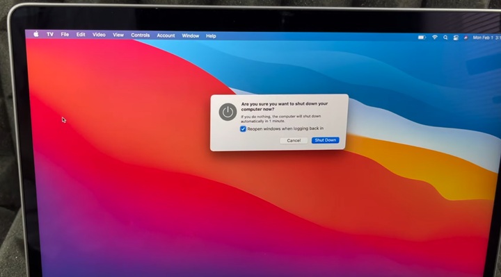 Wyłączanie MacBooka w standardowy sposób. Źródło: Tech & Design / YouTube. - Jak wyłączyć MacBooka? Opisujemy proste metody i powody, dla których może być z tym problem - wiadomość - 2025-07-30