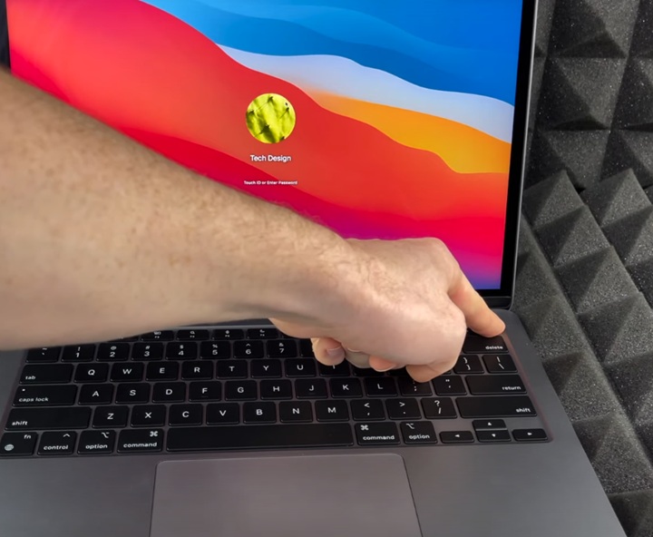 Wyłączanie MacBooka przyciskiem zasilania. Źródło: Tech & Design / YouTube. - Jak wyłączyć MacBooka? Opisujemy proste metody i powody, dla których może być z tym problem - wiadomość - 2025-07-30