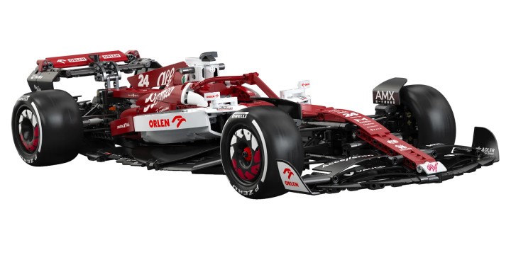 Źródło: CaDA; materiały promocyjne - LEGO ze swoim Mercedesem F1 może się pakować, bo model bolidu Alfa Romeo C42 Team Orlen wygląda o niebo lepiej i kosztuje znacznie mniej - wiadomość - 2024-06-05