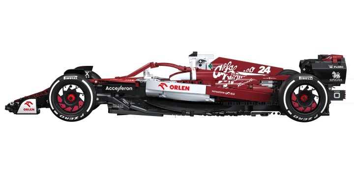 Źródło: CaDA; materiały promocyjne - LEGO ze swoim Mercedesem F1 może się pakować, bo model bolidu Alfa Romeo C42 Team Orlen wygląda o niebo lepiej i kosztuje znacznie mniej - wiadomość - 2024-06-05