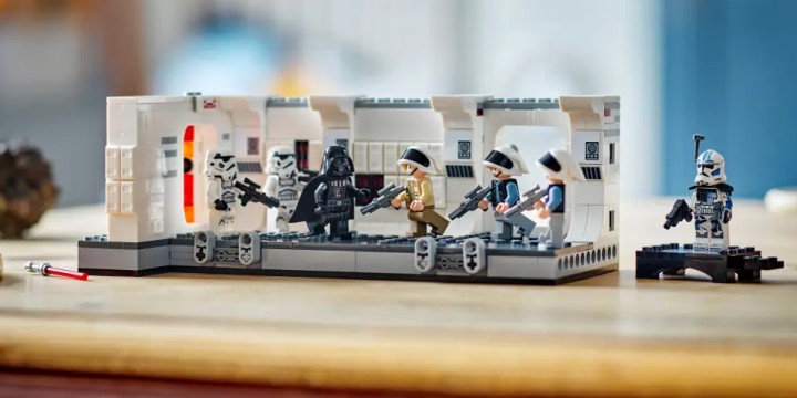 Źródło: LEGO; materiały promocyjne - Amazon z hitem dla fanów Star Wars. Wejście Vadera na Tantive IV od LEGO prawie 30% taniej - wiadomość - 2025-04-30