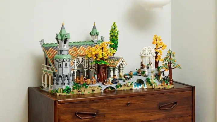 Źródło: LEGO; materiały promocyjne - Aż mam ochotę znów obejrzeć LOTR. Filmy Jacksona są wybitne, ale ten zestaw LEGO z elficką twierdzą na 73 cm też imponuje - wiadomość - 2025-12-03
