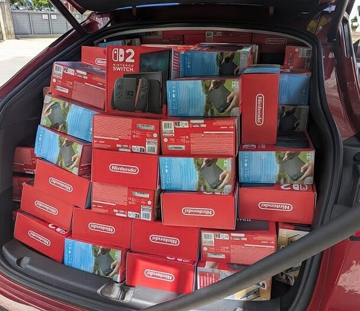 Konsole NS2 jadą do Słowenii aż z Włoch. Źródło: Konzolko, forum mn3njalnik - Ten mężczyzna upchnął „pół tony” konsol Nintendo Switch 2 w swoim samochodzie i przejechał z Włoch do Słowenii, aby sprzedawać je w sklepie - wiadomość - 2025-06-04