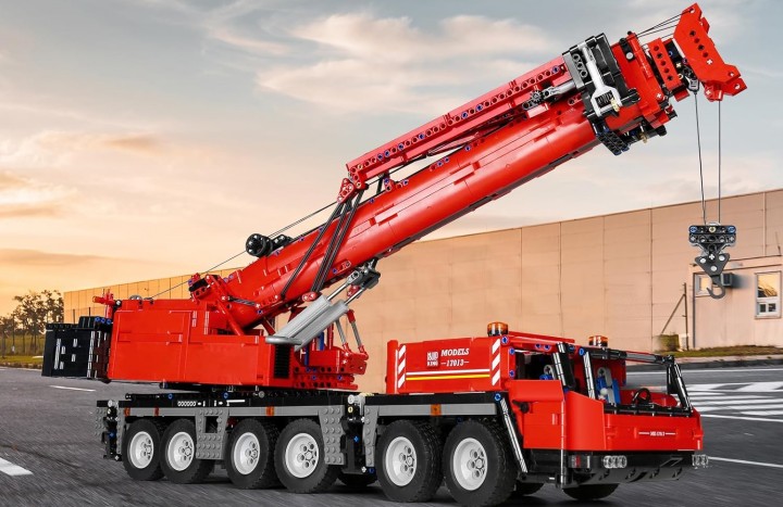 Źródło: Mould King; materiały promocyjne - Oryginał mierzy 120 metrów i waży 300 ton, a jego klockowa replika wcale nie jest mniej imponująca. Konkurent LEGO stworzył blisko metrowego potwora, przy którym blednie seria Technic - wiadomość - 2024-09-03