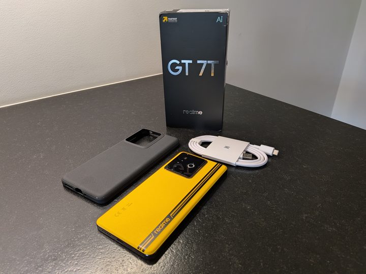 Zawartość opakowania. Źródło: fotografia własna. - Ten smartfon to przykład, że czasem nie warto oszczędzać. Recenzja realme GT 7T - wiadomość - 2025-06-04