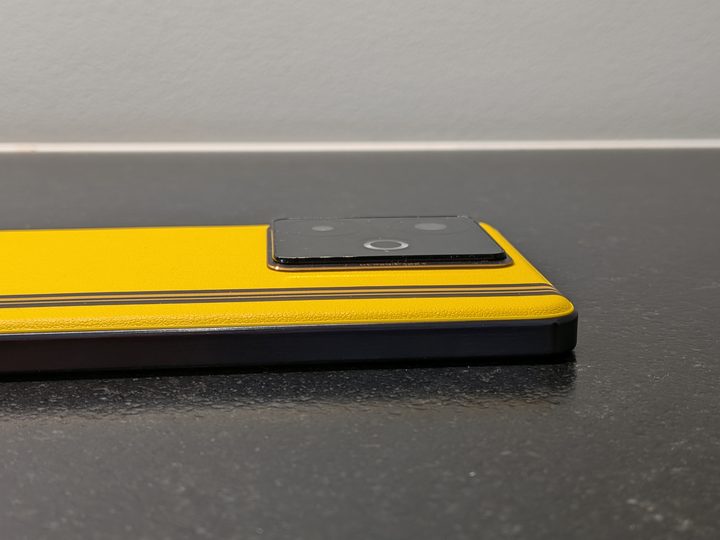 Dość płaska wyspa z aparatami zapewne ucieszy wielu użytkowników. Źródło: fotografia własna. - Ten smartfon to przykład, że czasem nie warto oszczędzać. Recenzja realme GT 7T - wiadomość - 2025-06-04