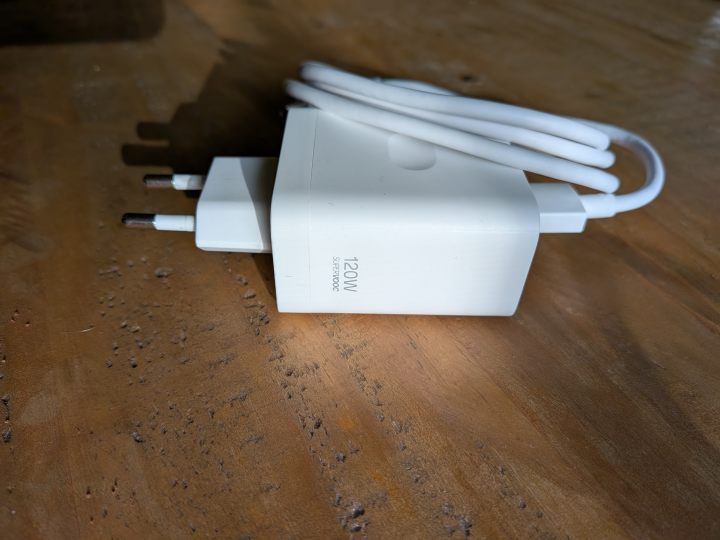 Bezproblemowe ładowanie 120 W miałem tylko z wykorzystaniem firmowej ładowarki. Sprzedawanej oddzielnie, rzecz jasna. Źródło: fotografia własna. - Ten smartfon to przykład, że czasem nie warto oszczędzać. Recenzja realme GT 7T - wiadomość - 2025-06-04