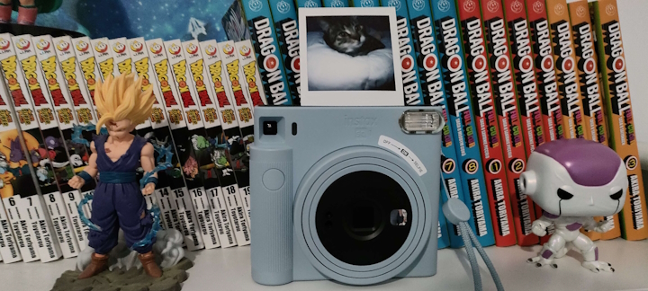 Aparat zajmuje honorowe miejsce na mojej półce. Źródło: własne. - Ta promocja zawstydza Black Friday! Aparat instax SQUARE Q1 przypomniał mi czasy dzieciństwa - teraz jest w genialnej cenie na Amazonie - wiadomość - 2024-11-15