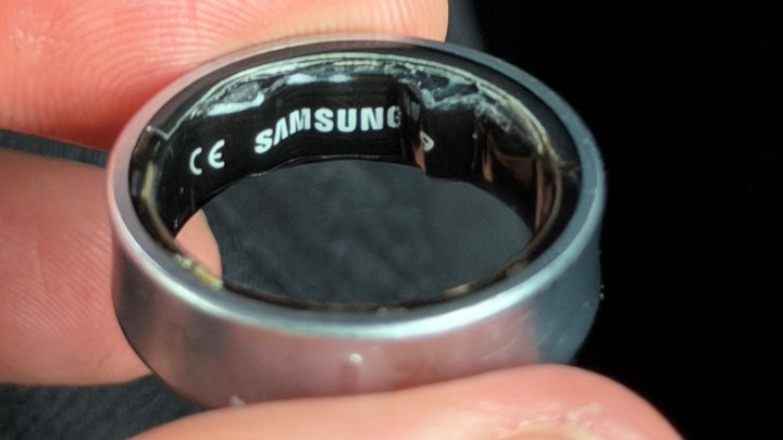 Źródło: X: @ZONEofTECH - Youtuber nie mógł wsiąść do samolotu, bo bateria jego Samsung Galaxy Ring spuchła i stała się niebezpieczna - wiadomość - 2025-10-02