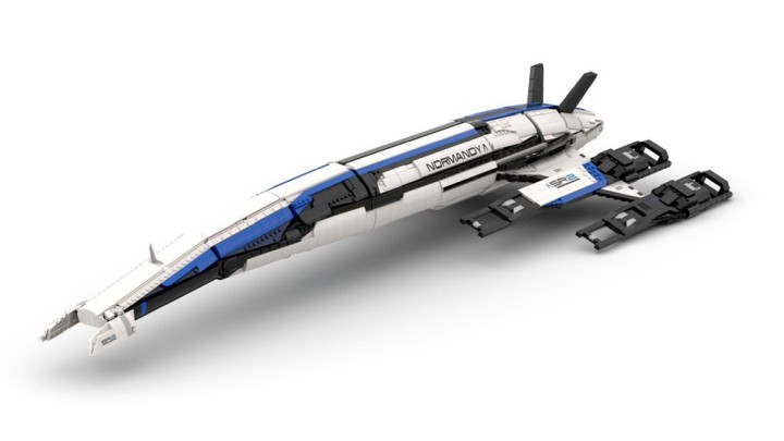 Fregata z Mass Effect Normandy SR-2 projektu Brickgloria. Źródło: Rebrickable, Brickgloria - O takim zestawie LEGO marzą fani Mass Effect. Tak wielka Normandia z klocków kosztowałaby majątek - wiadomość - 2025-10-22