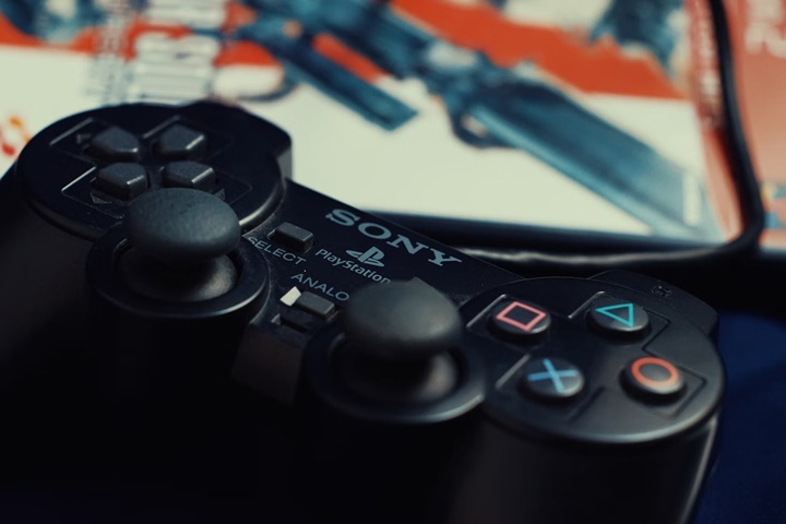 Pad DualShock 2. Źródło: Curtis Berry / Unsplash. - Konsola niewiele większa od pudełka z grą. PS2 Slim do dzisiaj pozostaje imponującym przykładem miniaturyzacji sprzętu - wiadomość - 2025-04-03