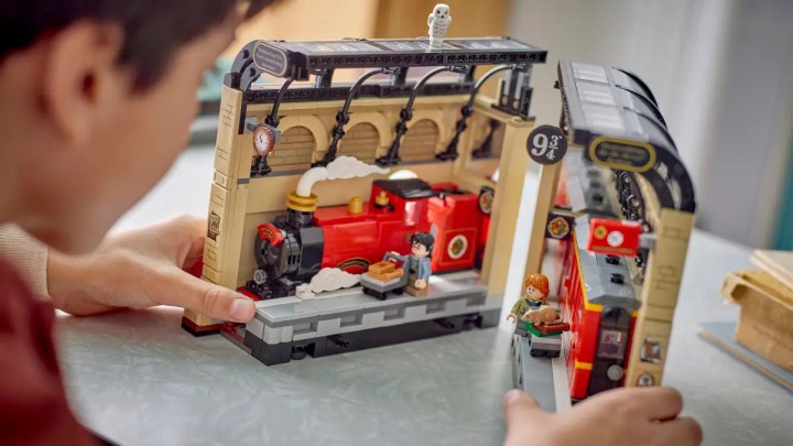 Źródło: LEGO; materiały promocyjne - Amazon wjeżdża do Hogwartu z rekordową promocją! Ten zestaw LEGO Harry Potter nie był jeszcze tak tani - wiadomość - 2025-09-04