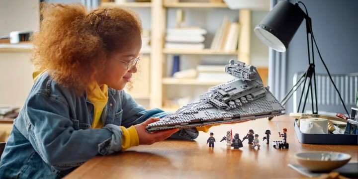 Źródło: LEGO; materiały promocyjne - Fani serii Star Wars Jedi długo czekali na ten zestaw. LEGO Gwiezdny Niszczyciel z figurkami Dartha Vadera i Cala Kestisa zadebiutował i jest dostępny w promocji na Amazon - wiadomość - 2024-08-01