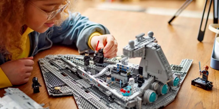 Źródło: LEGO; materiały promocyjne - Fani serii Star Wars Jedi długo czekali na ten zestaw. LEGO Gwiezdny Niszczyciel z figurkami Dartha Vadera i Cala Kestisa zadebiutował i jest dostępny w promocji na Amazon - wiadomość - 2024-08-01