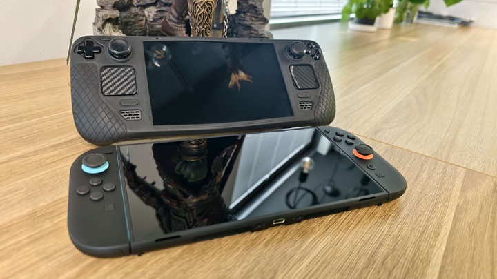 Nintendo Switch 2 i Steam Deck OLED. Źródło: własne. - Nintendo Switch 2 vs Steam Deck OLED. Porównujemy handheldy - wiadomość - 2025-06-05