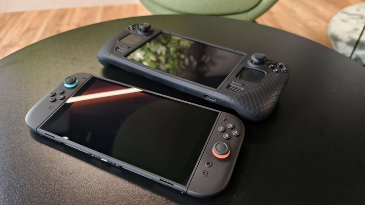 Nintendo Switch 2 i Steam Deck OLED. Źródło: własne. - Nintendo Switch 2 vs Steam Deck OLED. Porównujemy handheldy - wiadomość - 2025-06-05
