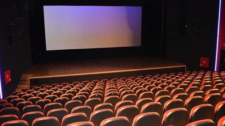 Jeśli wierzyć Anthony’emu Mackie’emu, mniej więcej tak przedstawia się zainteresowanie kinem. - „Idea robienia filmów umarła” - gwiazda Altered Carbon o streamingu - wiadomość - 2020-02-28