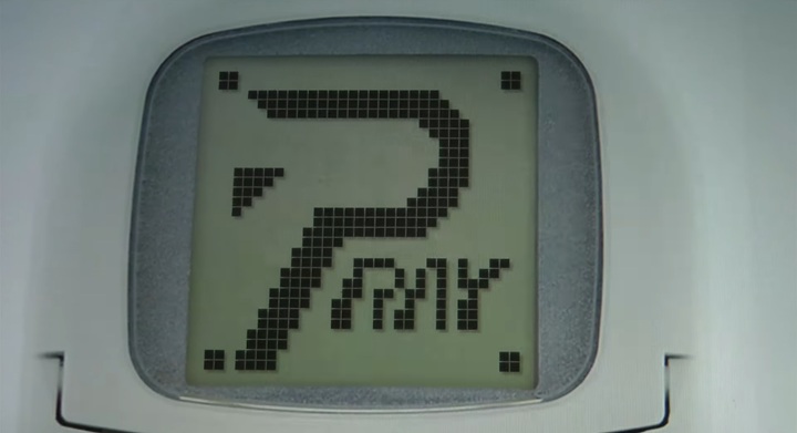 Możliwości wyświetlacza PocketStation. Źródło: BOBdotEXE / YouTube. - PSP nie było pierwszym handheldem Sony. Firma kombinowała z przenośnym graniem już w epoce PS1 - wiadomość - 2025-07-04