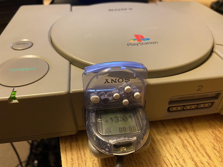 PocketStation to nie tylko mikrokonsola, ale też (a może przede wszystkim) karta pamięci do PS1. Źródło: feedme.design. - PSP nie było pierwszym handheldem Sony. Firma kombinowała z przenośnym graniem już w epoce PS1 - wiadomość - 2025-07-04